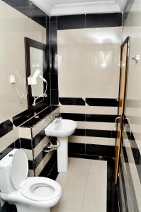 Ett badrum på Primal Hotel