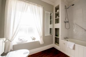 A bathroom at Brennan's Accommodation Glenties