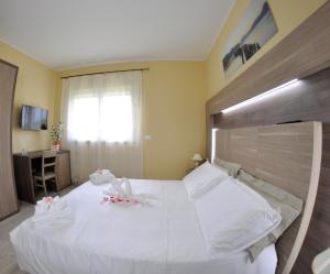 A bed or beds in a room at Cataleya Resort & Spa