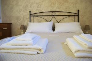 a bed with white towels on top of it at La Terrazza sul Mare in Capri