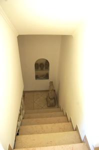 a staircase in a house with a statue on the floor at La Terrazza sul Mare in Capri