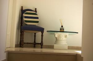 a chair sitting on a shelf next to a table at La Terrazza sul Mare in Capri