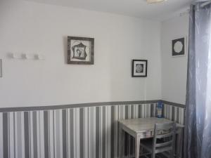 a room with a table in a room with stripes on the wall at Proximite circuit 24 heures in Le Mans