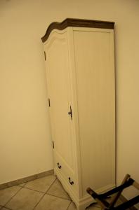a closet with a door in the corner of a room at La Terrazza sul Mare in Capri