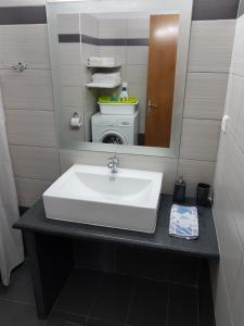 łazienka z umywalką i pralką w obiekcie Bourlis Apartments w mieście Asprovalta +35 zdjęć