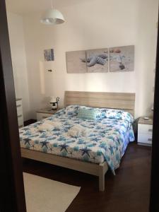 un dormitorio con una cama con dos animales de peluche en La Casa Dell'Amore Perfetto, en Génova