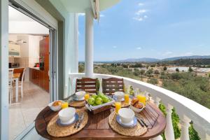 Photo de la galerie de l'établissement Haraki Hill & Seaview - Aelia Apartment, à Haraki