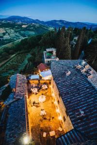 eine Aussicht auf ein Gebäude mit Kühen im Hof in der Unterkunft Castello Di Giomici in Valfabbrica