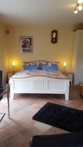 LangenにあるBremerhaven-Langenのベッドルーム1室(白い大型ベッド1台付)
