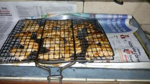 uma bandeja de comida em cima de um jornal em Theresa Hotel at Karpaz Peninsula em Ayia Trias