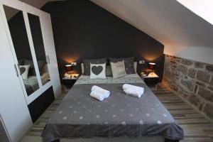 - une chambre avec un lit et 2 oreillers dans l'établissement Apartman Tara, à Split
