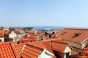 - une vue sur une ville aux toits rouges dans l'établissement Apartman Tara, à Split