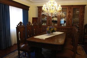 uma sala de jantar com uma mesa e um lustre em Graciosa Guest House em Ponte de Lima