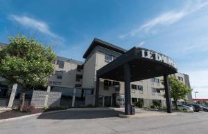 a building with a sign that reads la divide at Hôtel & Suites Le Dauphin Québec in Quebec City