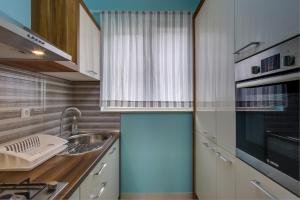 Kuchyň nebo kuchyňský kout v ubytování KON-TIKI Apartments