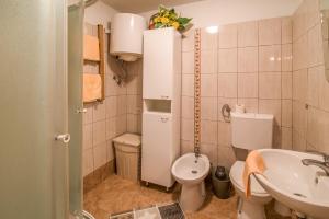 Koupelna v ubytování Apartmani Marija Malinska + 27 fotografií