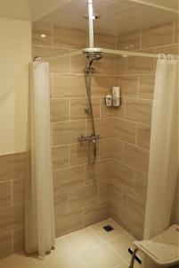 La salle de bains est pourvue d'une douche avec rideau de douche. dans l'établissement La Cloue, à Sainte-Marie-du-Bois