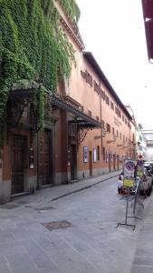 um edifício com uma placa no lado de uma rua em Appartamento a due passi dal Duomo em Florença