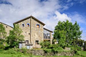 una antigua casa de piedra con una pared de piedra en Casa Marina, en Buerba