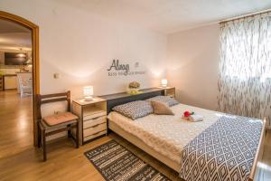 Postel nebo postele na pokoji v ubytování Apartmani Marija Malinska