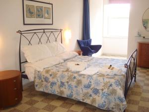 ein Schlafzimmer mit einem Bett mit Handtüchern darauf in der Unterkunft In Vacanza a Gaeta - B&B L'Elica in Gaeta