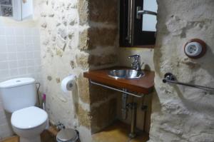 Koupelna v ubytování No.5B - Lovely Studio Apt with A/C in the centre of the old town + 16 fotografií