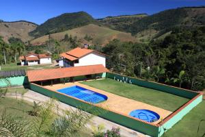 una vista aérea de una casa con piscina en Pousada carvalho en Conselheiro Lafaiete