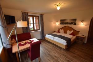 ゼルデンにあるFerienhof Sonnscheinのベッドとテーブルのあるホテルの部屋