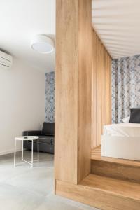 スプリトにあるBCAdria apartmentsのベッドとソファのある寝室