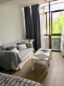um quarto com uma cama, uma mesa e uma janela em Beach Castelldefels em Castelldefels