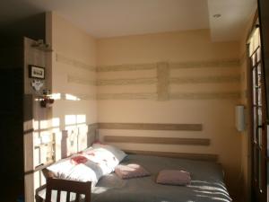 Säng eller sängar i ett rum på apartament z widokiem na jezioro