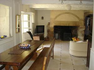 sala de estar con mesa y chimenea en Manoir de Keroman, en Languidic