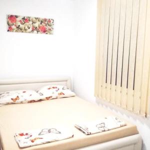 Een bed of bedden in een kamer bij Apartmani Sutomore