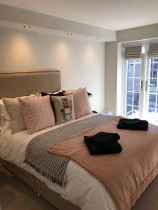 Un dormitorio con una cama grande con almohadas. en number 26, en Conwy