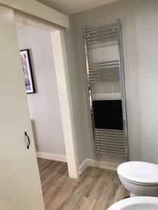 baño con aseo y ventana. en number 26, en Conwy