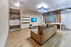 スモレンスクにあるАпартаменты на проспекте Гагаринаのリビングルーム(ソファ、テレビ付)
