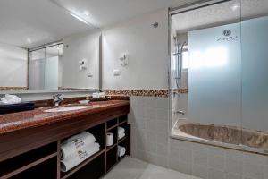 
a bathroom with a sink, toilet, and bathtub at El Cid La Ceiba Beach in Cozumel
