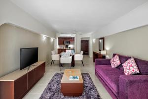 a living room with a purple couch and a table at El Cid La Ceiba Beach in Cozumel