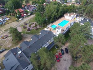 an aerial view of a house with a swimming pool at Apartamenty Poddąbek in Poddąbie