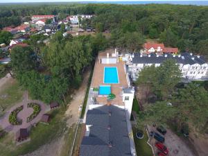Bazén v ubytování Apartamenty Poddąbek- basen kryty, sauna, animacje dla dzieci , małpi gaj, baseny na dachu nebo v jeho okolí