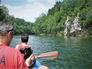 een man en een jongen in een kajak op een rivier bij Vacation House Spiritus Flumine in Netretić