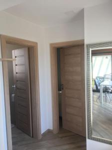 une chambre avec deux portes et un miroir dans l'établissement Masanda Luxury Apartments, à Dobropoljana