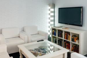TV a/nebo společenská místnost v ubytování Hotel Madrid de Sevilla