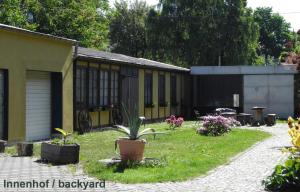 dom z ogródkiem z doniczką przed nim w obiekcie Hostel kangaroo-stop w Dreźnie