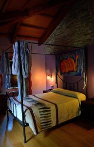 a bedroom with a bed with a painting on the wall at Casa de Baixo in Lugo