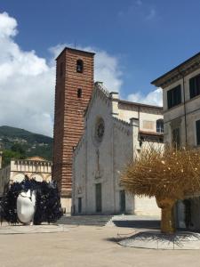 un grande edificio con torre e orologio di Il Vecchio Studio a Pietrasanta