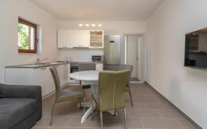 eine Küche und ein Wohnzimmer mit einem Tisch und Stühlen in der Unterkunft Kiwi in Trogir