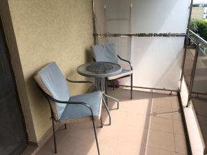 ママイアにあるElegance Apartamentのバルコニー(椅子2脚、テーブル1台付)
