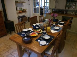uma mesa de madeira com comida na cozinha em records place em Southleigh