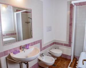 a bathroom with two sinks and a toilet and a mirror at Donna Giulia in Caprioli +38 photos
